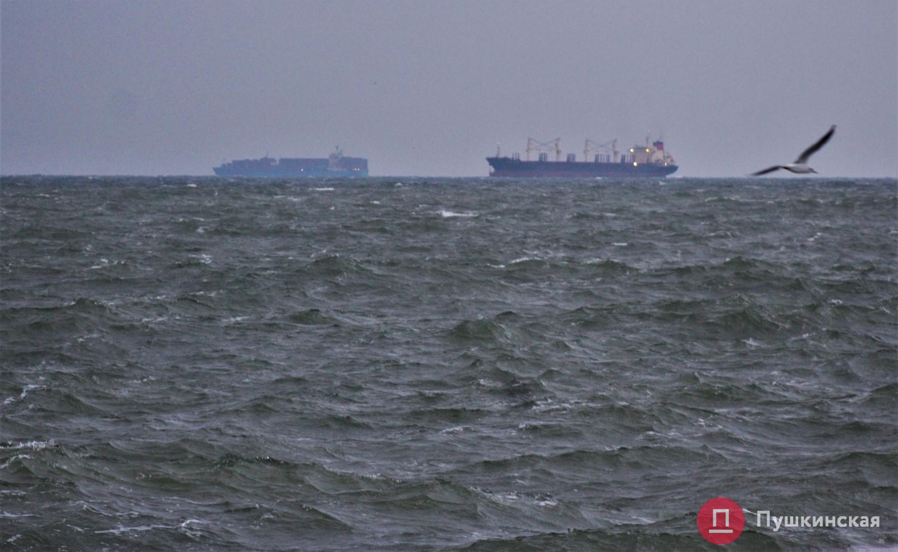 Море бушует и плачет: утренний шторм на набережной Ланжерона. ФОТО