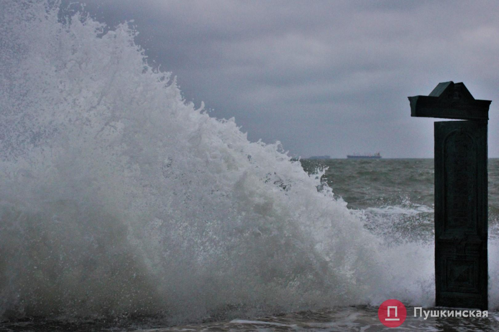 Море бушует и плачет: утренний шторм на набережной Ланжерона. ФОТО