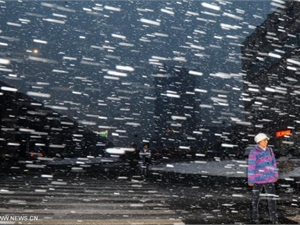 Снежный коллапс в Китае: трассы парализованы, в аэропортах отменили рейсы 