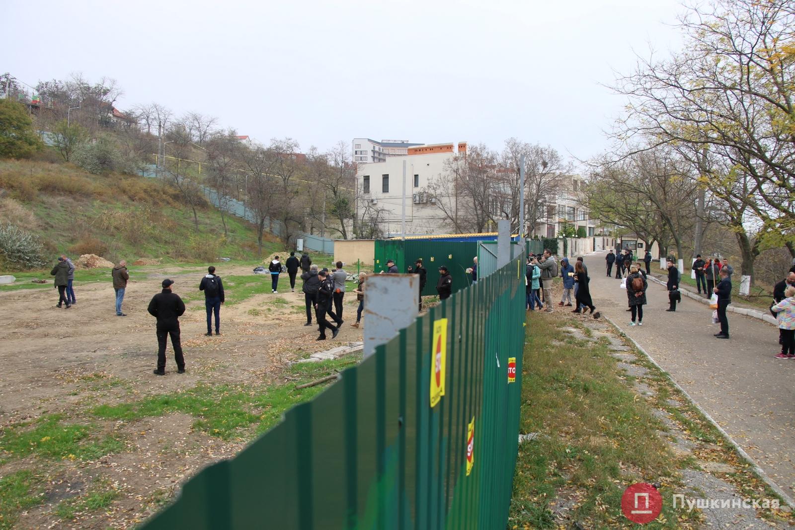 «Тут должен быть парк»: одесситы провели рейд по стройкам на склонах Большого Фонтана. ФОТО