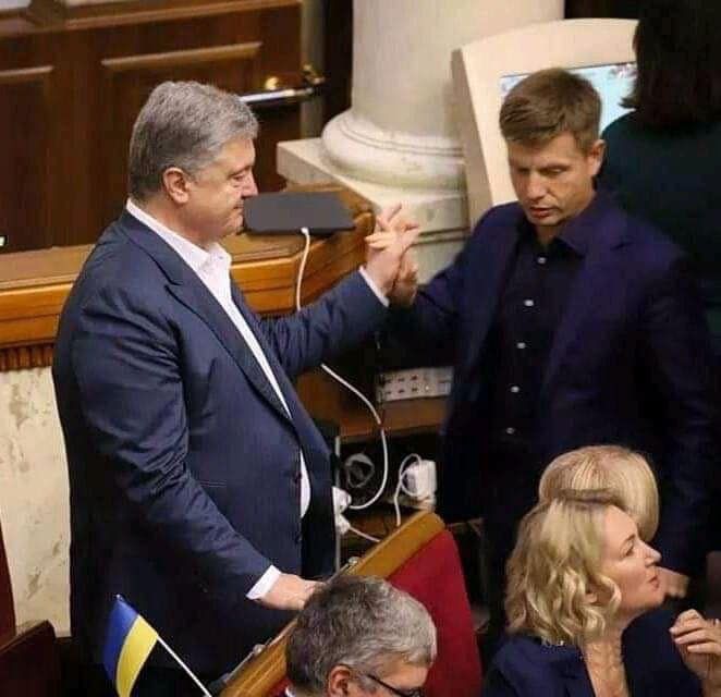 Петр Порошенко с Алексеем Гончаренко в зале Верховной Рады. Фото: facebook.com/Rostyslav Sukhachov