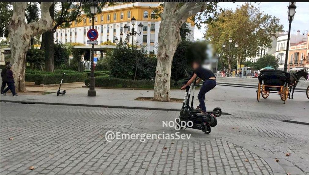 В испанской Севилье полиция задержала мужчину, который ехал сразу на 6 электросамокатах. ФОТО