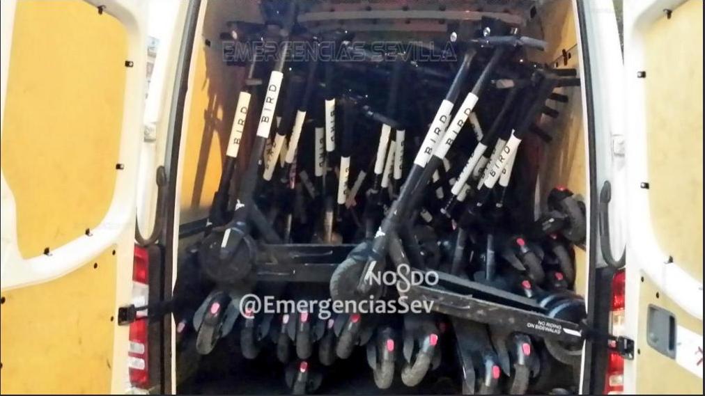 В испанской Севилье полиция задержала мужчину, который ехал сразу на 6 электросамокатах. ФОТО