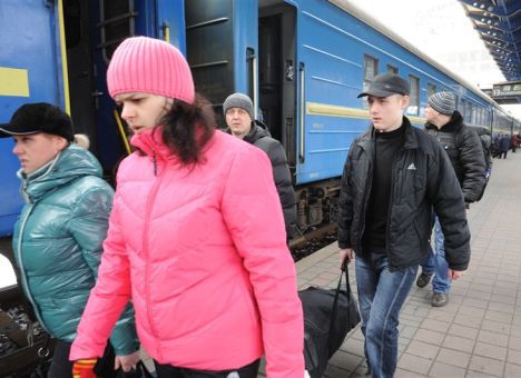 На границе с Россией пассажиров украинских поездов снимают с поезда