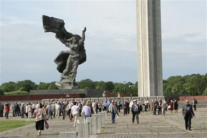 Латвийский министр призвал переименовать памятник красноармейцам в "совковятник"