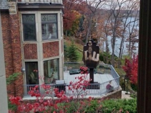 Американец, которому изменяла жена, установил напротив её дома статую со средним пальцем 