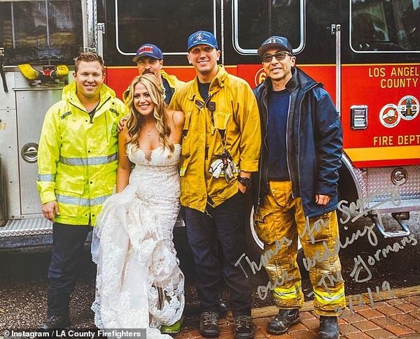 Застрявшая в пробке невеста сменила лимузин на пожарную машину, чтобы не опоздать на свадьбу. ФОТО