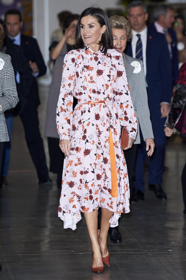 В ярком платье и кожаной куртке: королева Летиция посетила музей Прадо. ФОТО