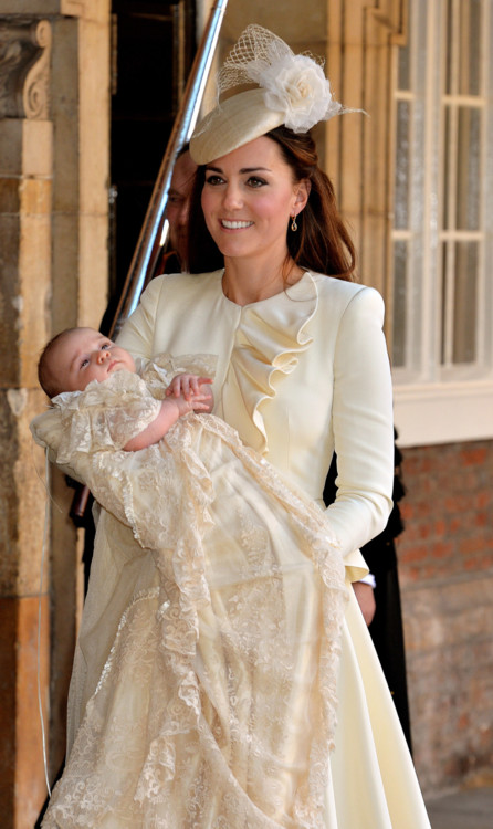 Герцогиня Кэтрин в Alexander McQueen на кретинах принца Джорджа