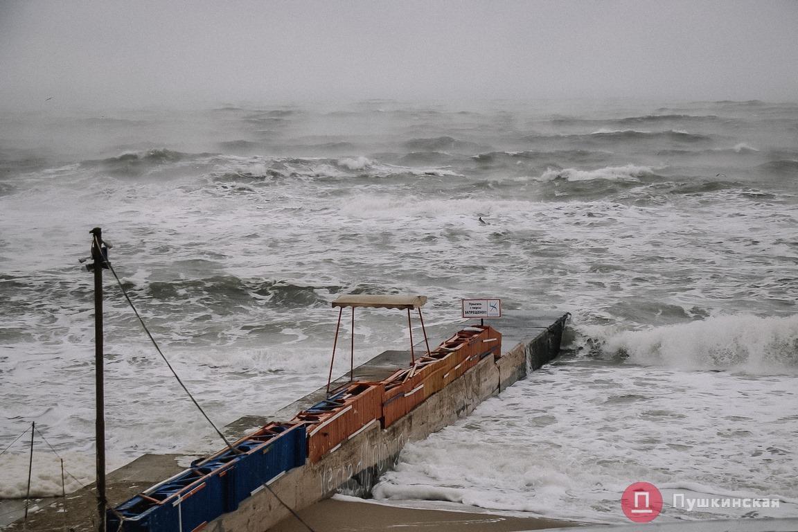 И грянул шторм: вскипевшее море в ярком фоторепортаже. ФОТО