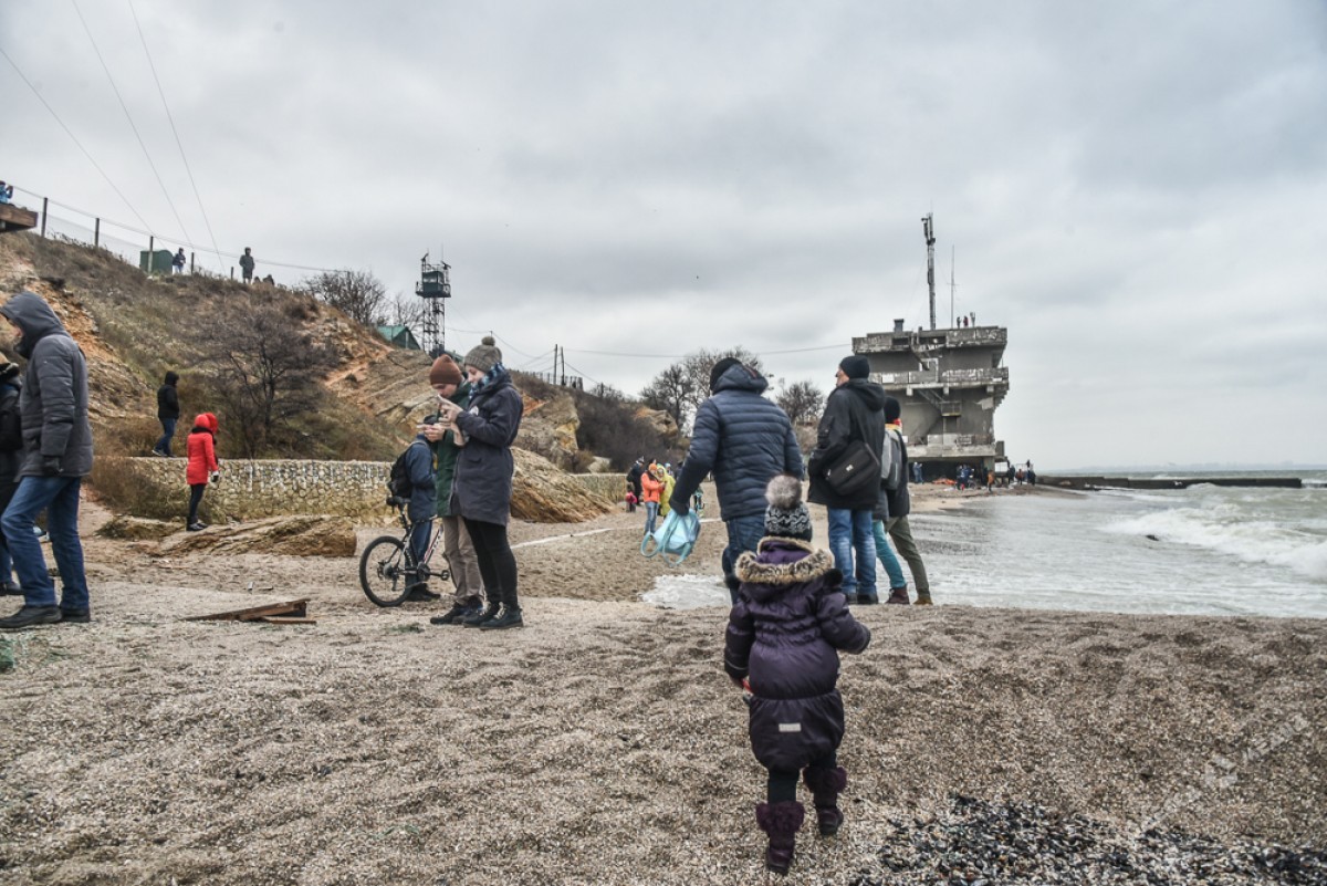 Одесский пляж, у которого затонул танкер, стал местом паломничества. ФОТО
