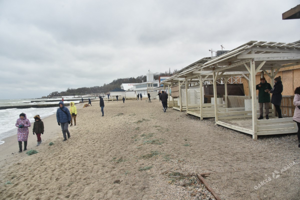 Одесский пляж, у которого затонул танкер, стал местом паломничества. ФОТО