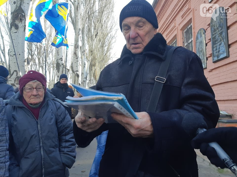 Запорожцы принесли к Дому малютки, в котором от голода умерло 788 детей, яблоки и конфеты. ФОТО