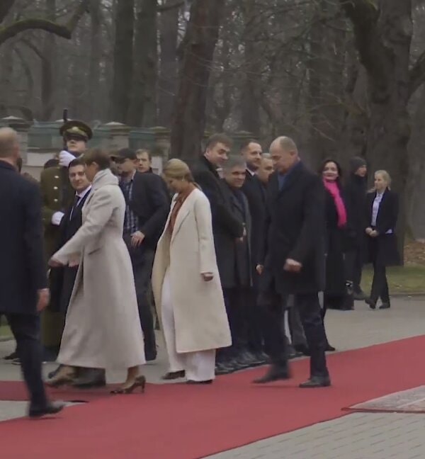 Елена Зеленская выбрала белое пальто для визита в Эстонию. Фото