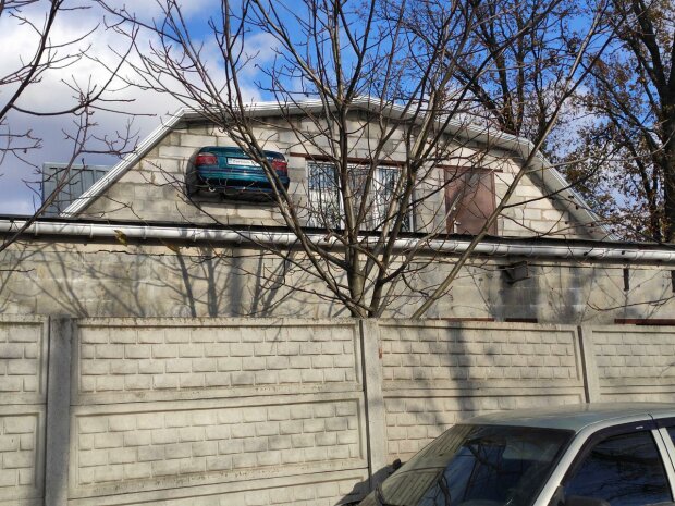 Житель Хмельницкой области украсил свой дом частями корпуса BMW 5 