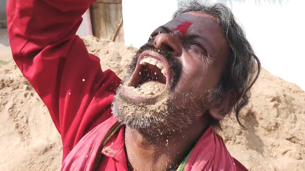 Индиец 20 лет ест песок и всё ещё в полном порядке