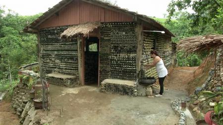 Женщина построила дом из стеклянных бутылок в Бразилии. ФОТО
