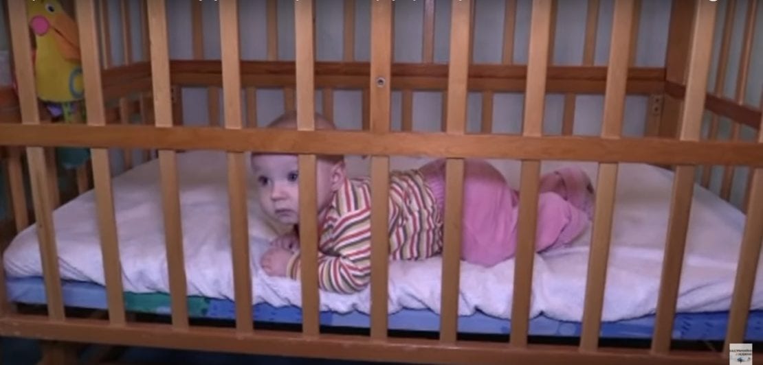 В Кривом Роге многодетная мать закрыла малышей в квартире и уехала в другой город (Видео)