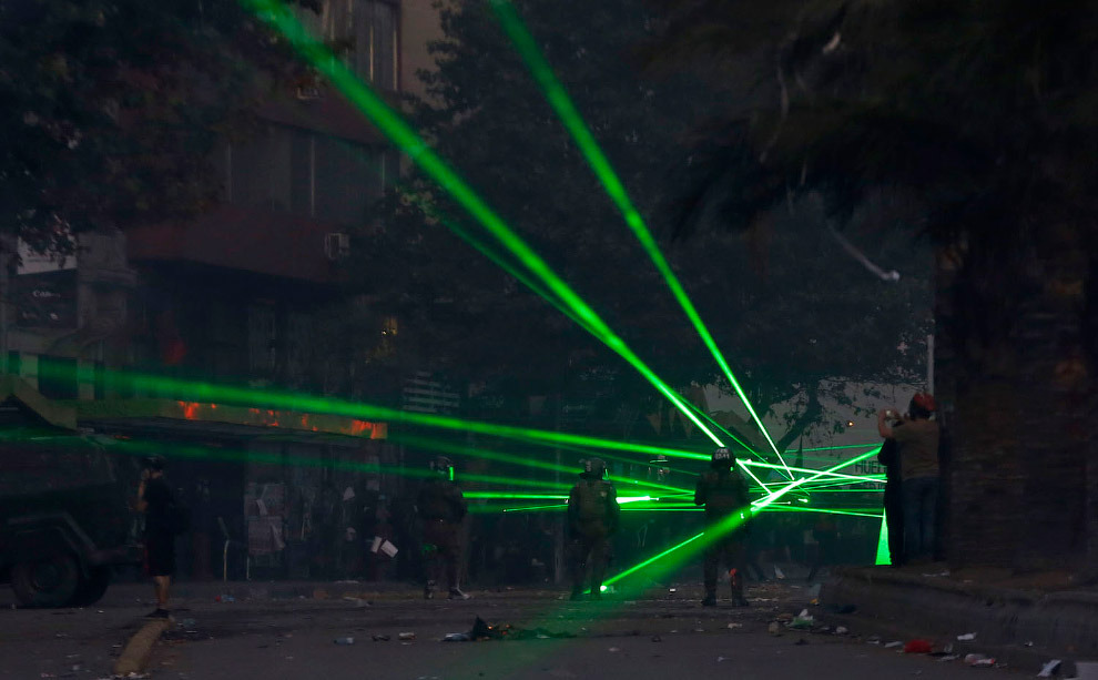 Использование лазерных указок в протестах из разных стран