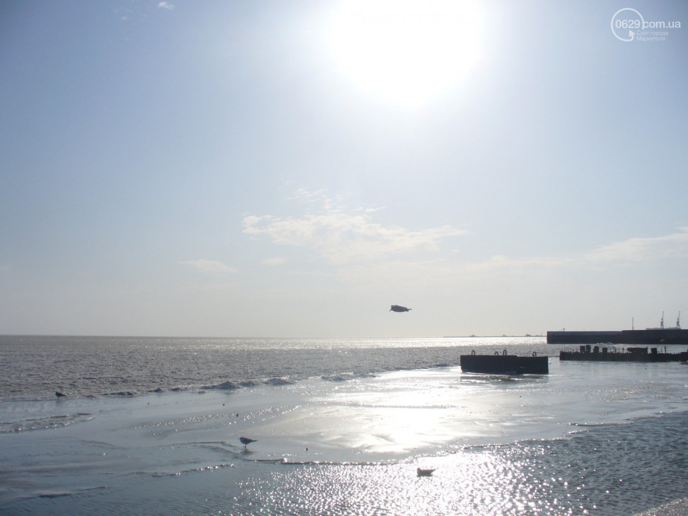 Замерзшее море: мариупольцы купались и выходили на лед. ФОТО