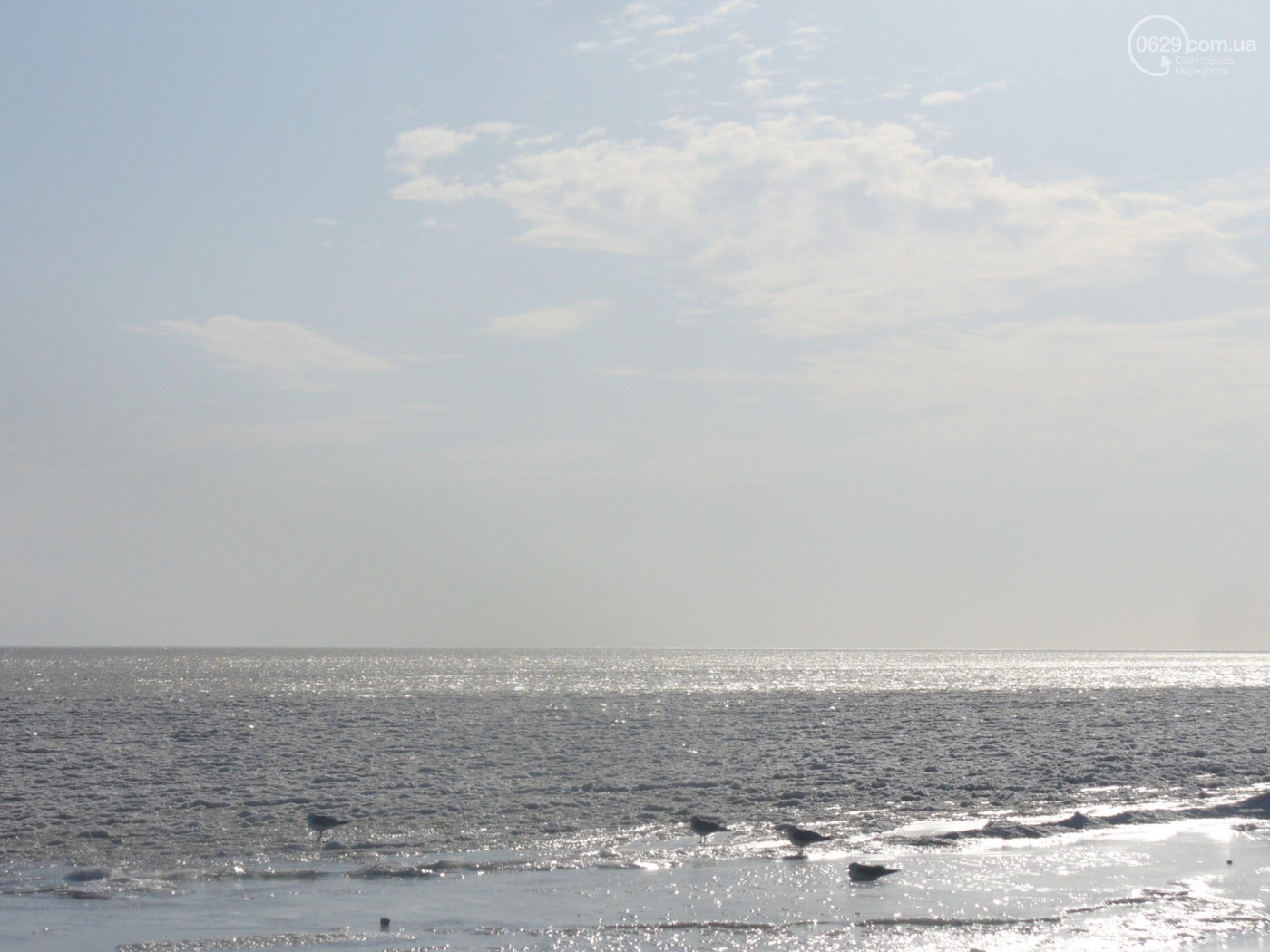 Замерзшее море: мариупольцы купались и выходили на лед. ФОТО