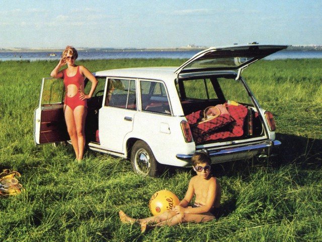 Красивые рекламные плакаты с советскими автомобилями