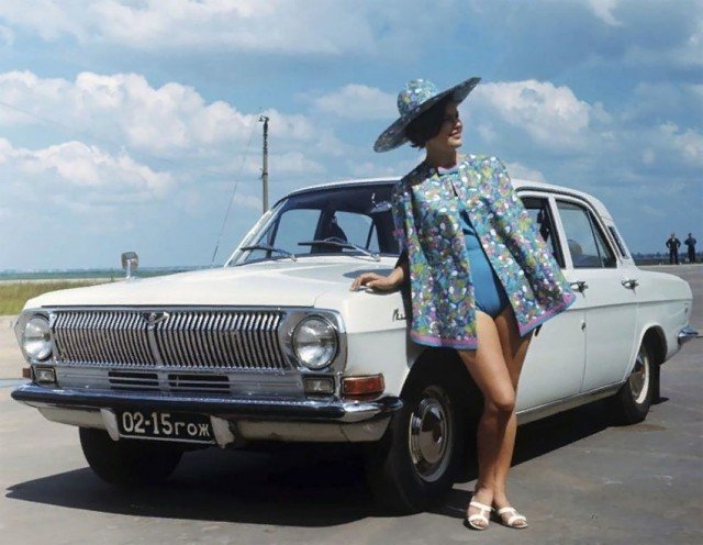 Красивые рекламные плакаты с советскими автомобилями