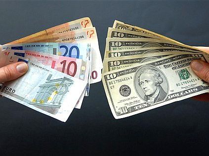 Украинцы скупают доллары и евро
