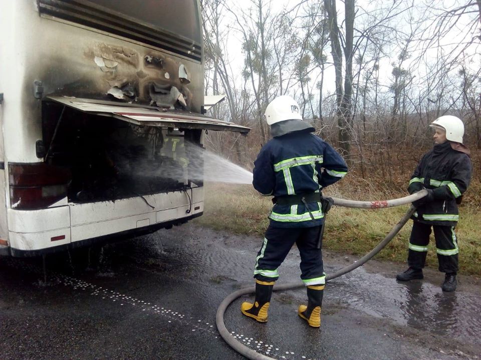 Возле Ровно загорелся автобус с пассажирами, ехавшими из Харькова в Польшу. ВИДЕО