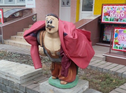 В Киеве на скульптуру казака надели малиновый пиджак. ФОТО