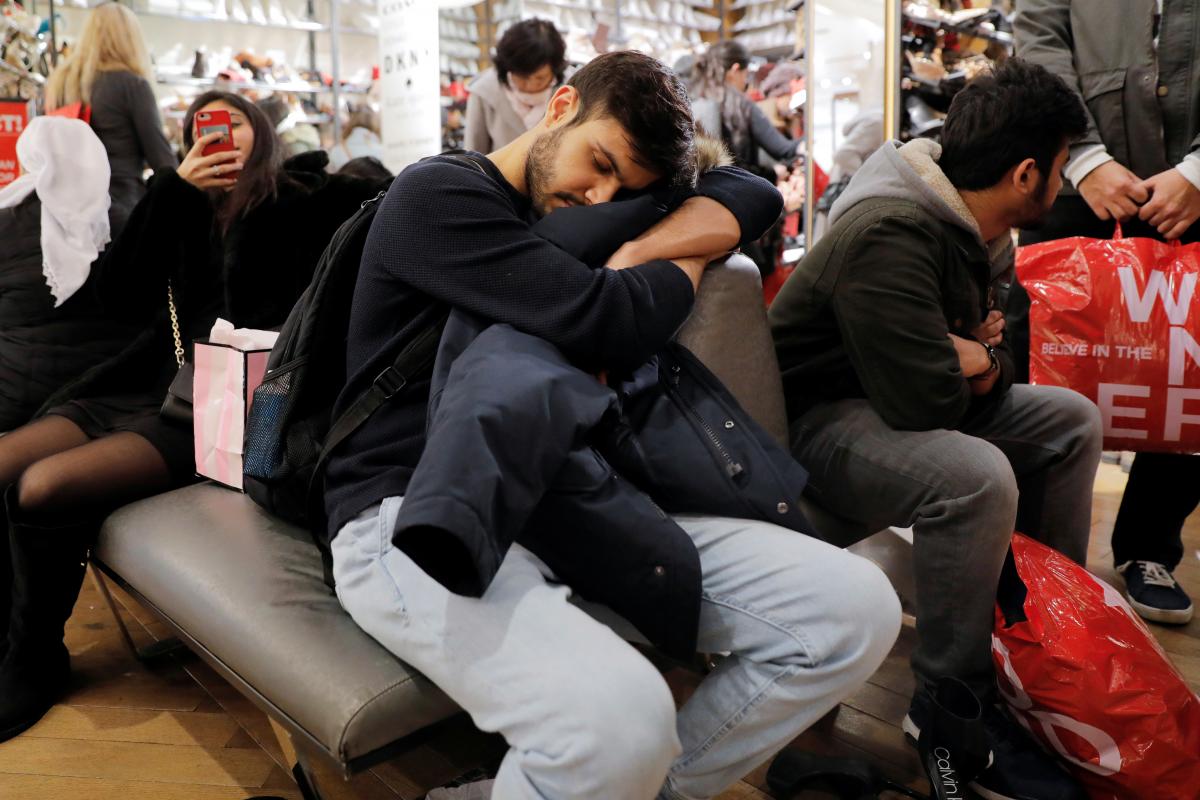 «Черная пятница» в США: магазины атаковали любители больших скидок (ФОТО)