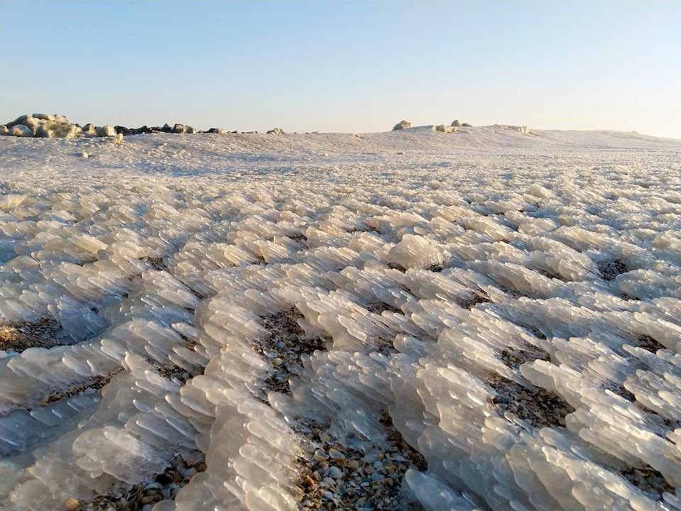 Застывшая пена и геометрия льда: бердянец показал красивые фото ноябрьского шторма на море. ФОТО