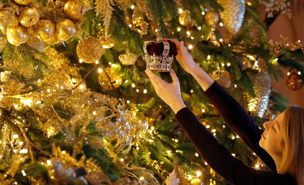 Королевское рождество: в Виндзорском замке нарядили елки к праздникам. ФОТО