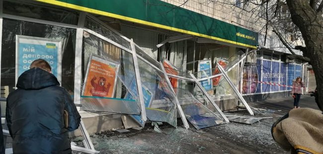 Подрыв банкомата Ощадбанка в Киеве: украли 250 тыс. грн, разрушения в отделении оцениваются в миллионы 01