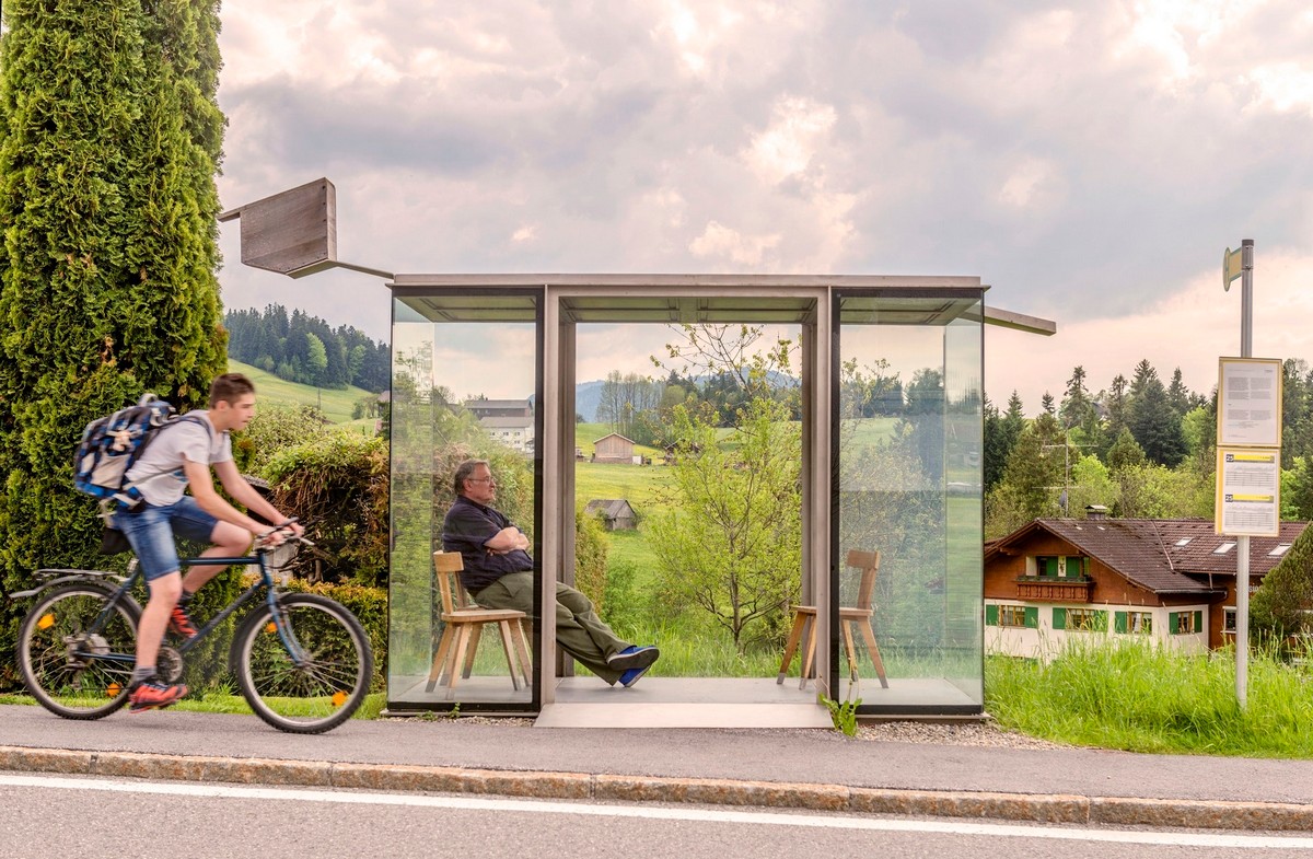 Немецкий фотограф 40 лет снимает людей на остановках общественного транспорта. ФОТО