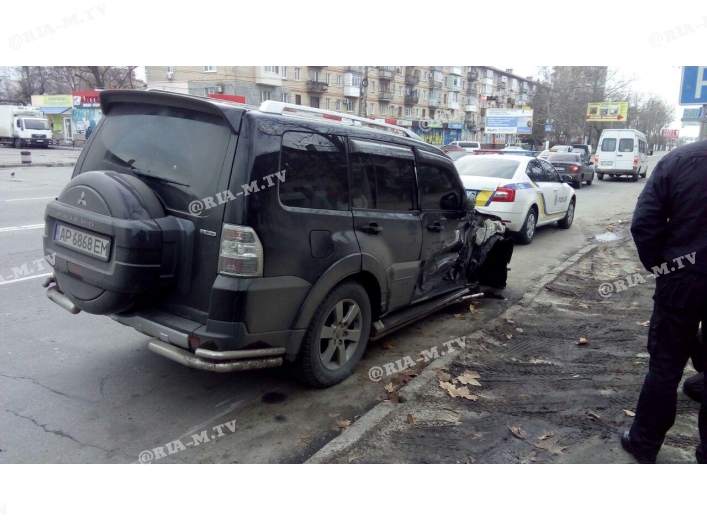 В Мелитополе джип с оторванным колесом летел по центральному проспекту. ВИДЕО