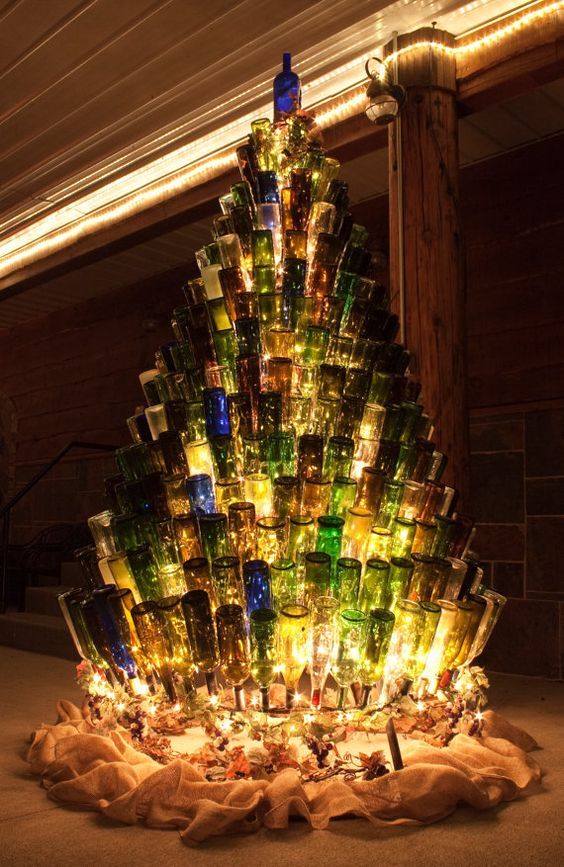 Отличные новогодние елки из пустых винных бутылок