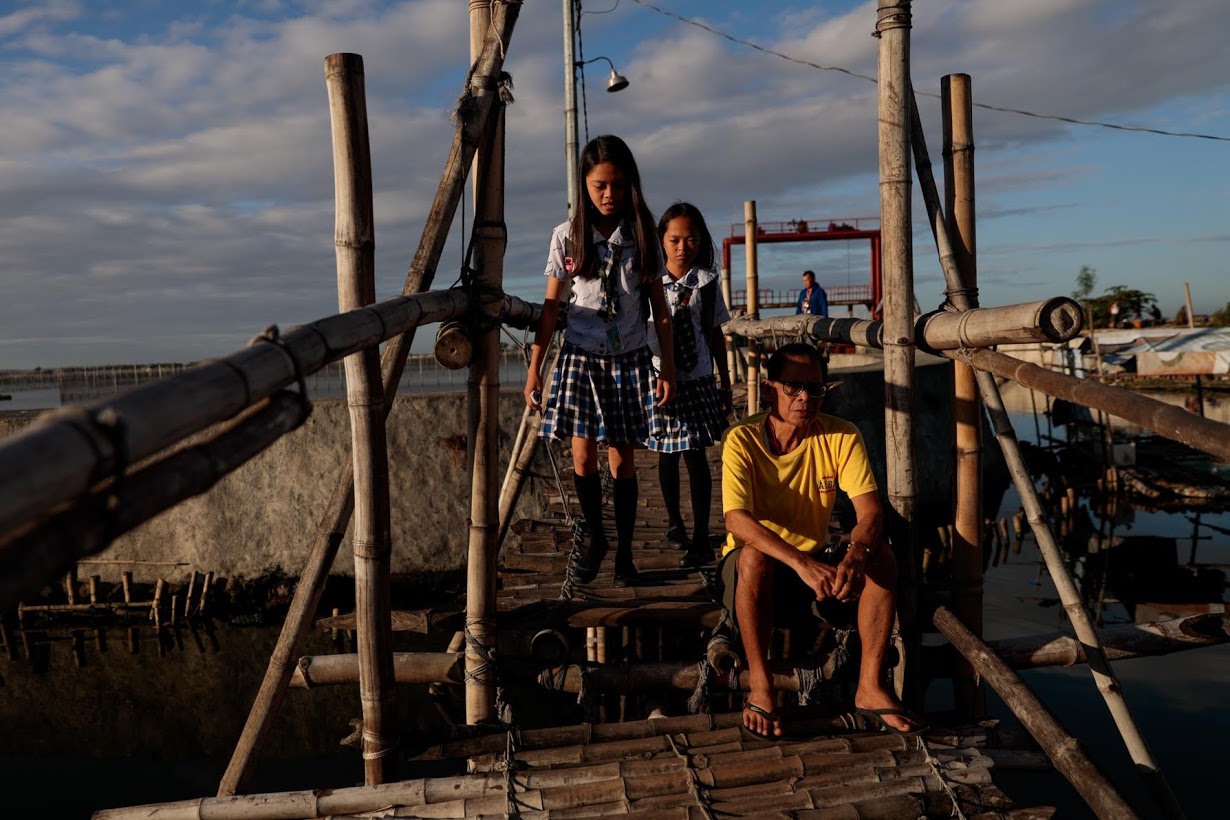 Филиппинская деревня медленно уходит под воду