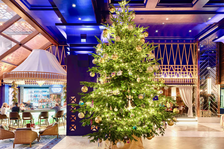 Самая дорогая в мире: Отель показал новогоднюю елку за 15 миллионов долларов. ФОТО