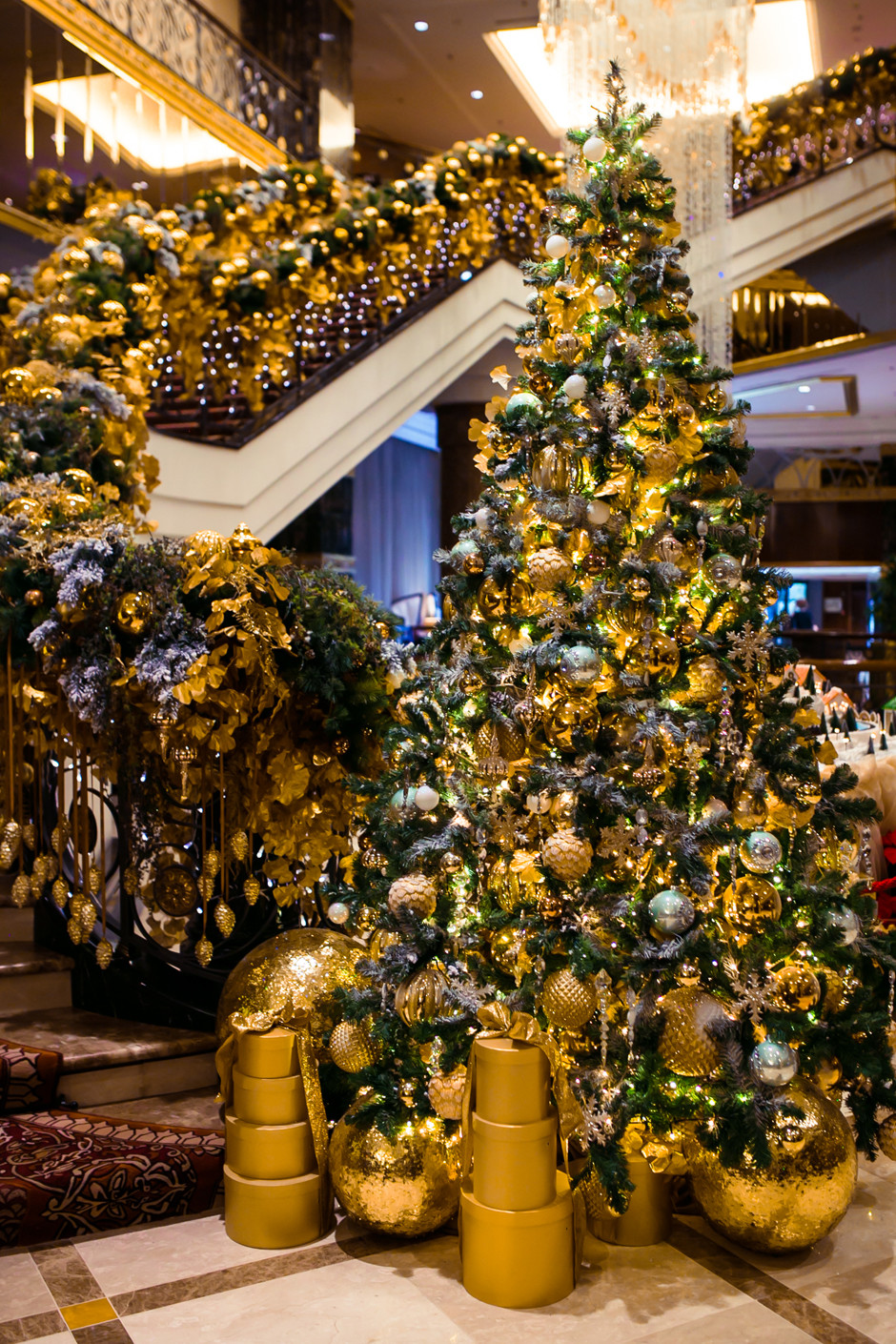 Картинки по запросу Отель показал новогоднюю елку за 15 миллионов долларов