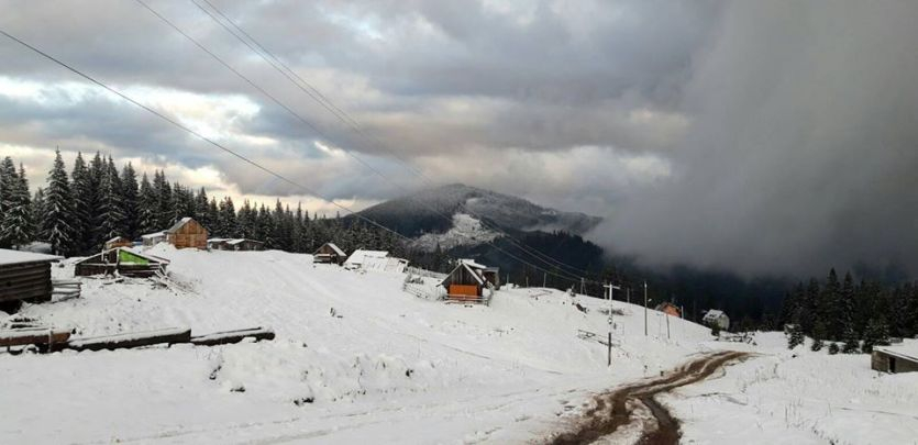 Карпаты засыпало снегом: объявлено штормовое предупреждение. ФОТО