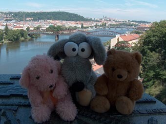 Игрушки на фоне панорамы Праги