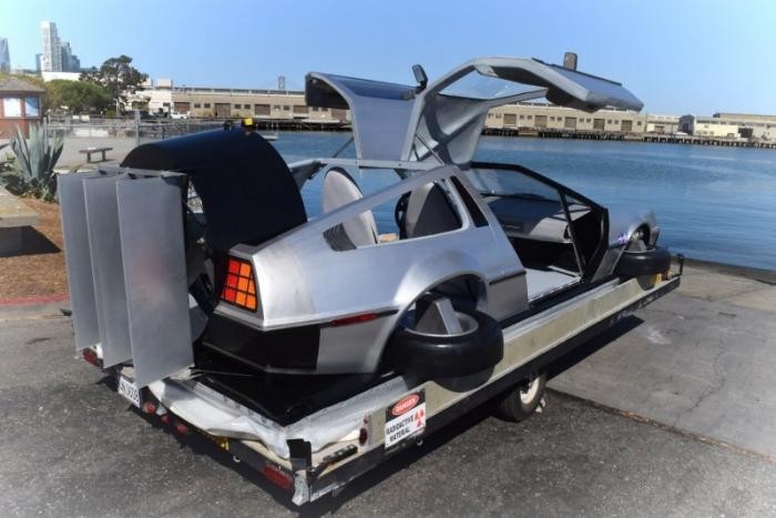 Судно на воздушной подушке, которое выглядит как DeLorean DMC-12