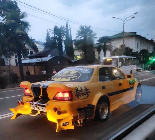 Странные автомобили и необычный транспорт на дорогах