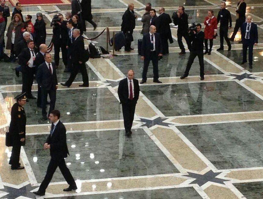 Фотку «одинокого» Путина подняли на смех. ФОТО