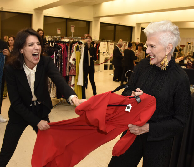 В элегантном женственном наряде: 71-летняя мама Илона Маска посетила магазин для малообеспеченных женщин. ФОТО