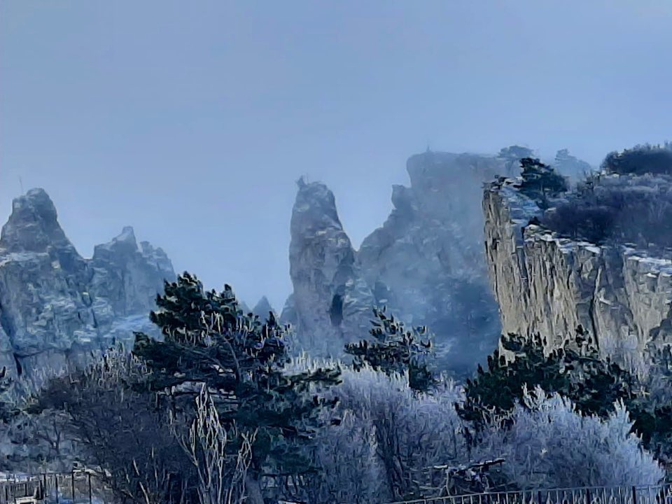 Завалило снегом: в сети показали впечатляющие фото зимы в Крыму. ФОТО