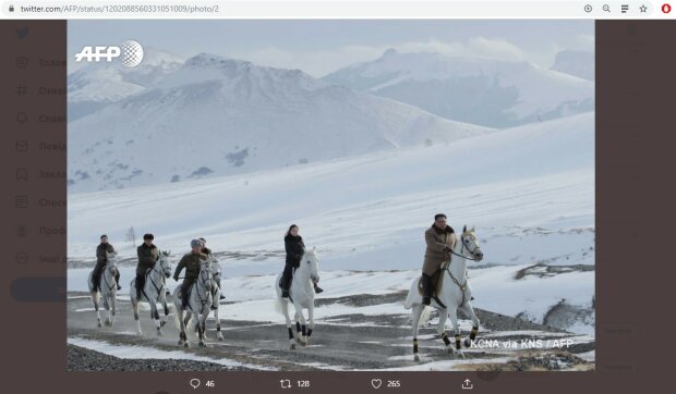 Лидер КНДР Ким Чен Ын с женой поднялся на конях на священную гору. ФОТО