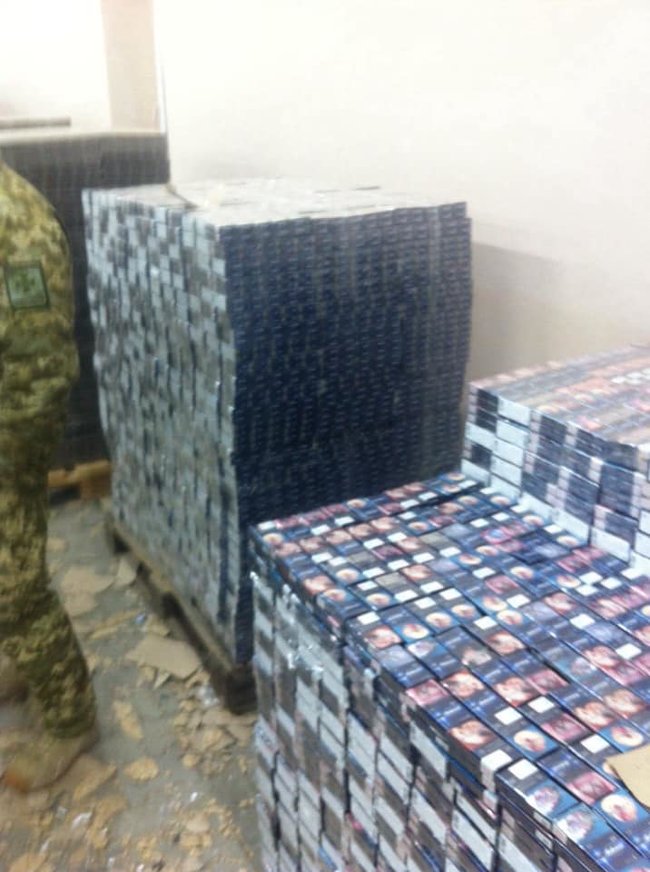 Черновицкая таможня обнаружила 200 тыс. пачек сигарет на 5,5 млн грн в рулонах бумаги, которые везли из РФ в Румынию 03