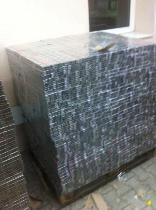 Черновицкая таможня обнаружила 200 тыс. пачек сигарет на 5,5 млн грн в рулонах бумаги, которые везли из РФ в Румынию 04